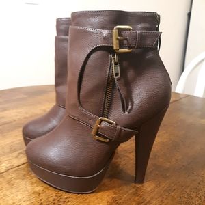 Charles David size 7 1/2 brown leather ankle boots